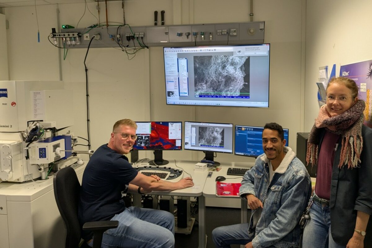 With the help of the scanning electron microscope from the Institute of Geoscience, tiniest particles of the soil can be visible   (Ines Mulder)