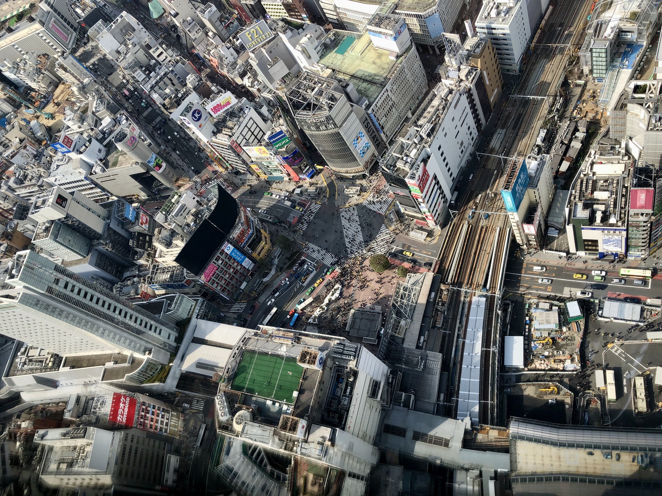Blick von einem Hochaus auf die berühmte Shibuya-Kreuzung in Tokio